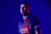 Kylian Mbappe kukuh pada pendiriannya untuk tidak pergi dari Paris Saint -Germain pada musim panas ini. Mbappe akan menghabiskan kontraknya di PSG.