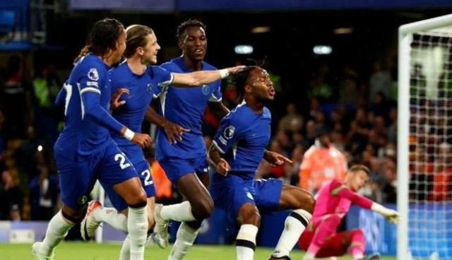 Luton Town vs Chelsea: Sterling 2 Gol, The Blues Menang 3-0