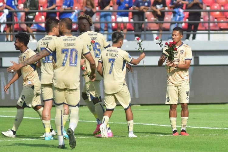 Arema FC Persembahkan Kemenangan Untuk Korban Tragedi Kanjuruhan