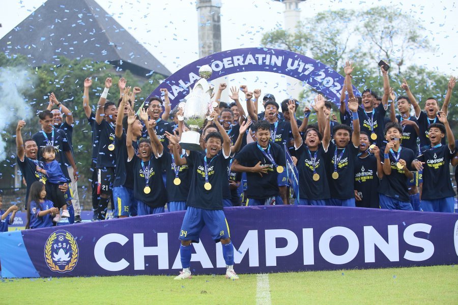 Persika Karanganyar Raih Trofi Piala Soeratin U-17 2025, Davin Armadheni Jadi Pemain Terbaik Persika Karanganyar Raih Trofi Piala Soeratin U-17 2025, Davin Armadheni Jadi Pemain Terbaik