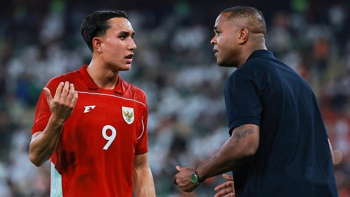 Kluivert Sebut Target Indonesia ke Piala Dunia 2026 Memang Berat