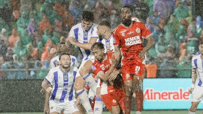 Ramon Tanque Borong Gol, Persib Bungkam Semen Padang dan Kokoh di Puncak